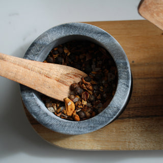 marble salt and pepper set close up of the pepper section 